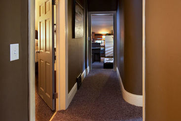تختخواب و صبحانه Kara S Kottages @ W. Main St