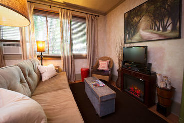 تختخواب و صبحانه Kara S Kottages @ W. Main St