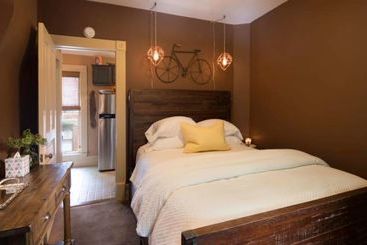 تختخواب و صبحانه Kara S Kottages @ W. Main St