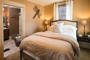 تختخواب و صبحانه Kara S Kottages @ W. Main St