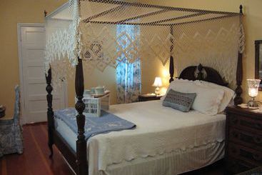 Magnolia Cottage Bed And Breakfast