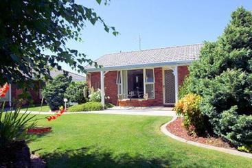 مُتل Shearwater Cottages