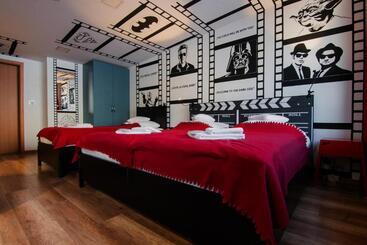 هاستل Good Times House