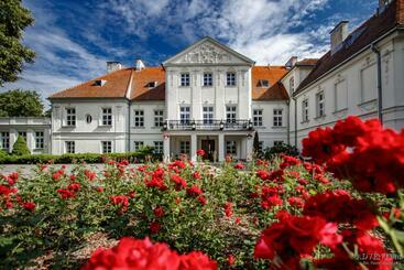 فندق Pałac Pod Kampinosem   Blisko Warszawy