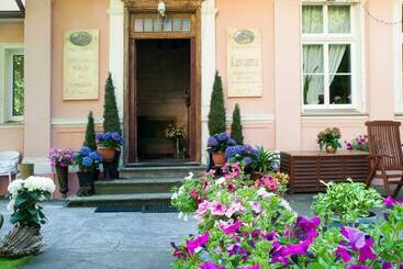 膳宿费 Willa Sarna