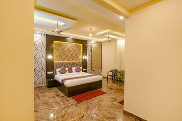 Fabhotel Occazia Palace