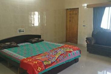 פנסיון Vvv Sathish Guest House