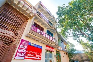 Отель Fabexpress Royal Villas