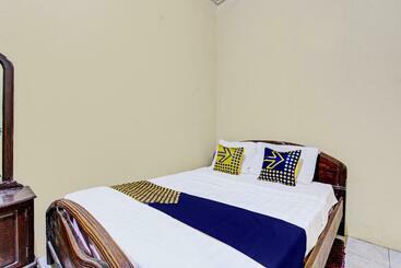 בית מלון כפרי Spot On 92188 Ndalem Eyang Guesthouse Syariah