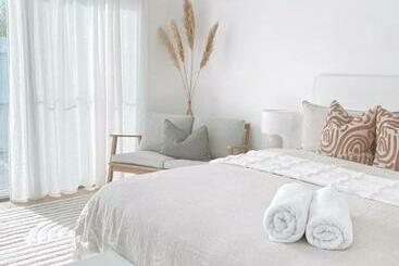 ペンション The Hideaway   Guest House