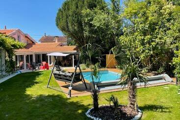 Bed and Breakfast Mérig Home Chambre Bd Climatisée Dans Maison Avec Piscine Au Calme En Ville, Sdb & Toilettes Privés