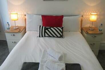 بنسيون Cambridge Central Suites   Tas Accommodations