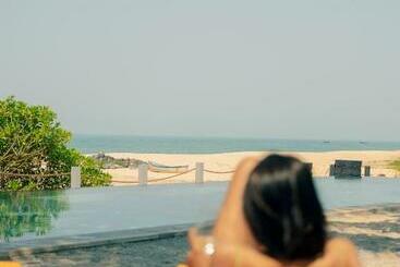 리조트 The Postcard On The Arabian Sea