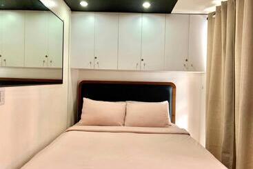 هتل آپارتمان Luxury 1br Unit With Pool At Venice Luxury Residences, Tower Domenico, Mckinley Hill, Taguig City