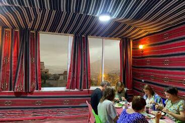 هاستل Paradise Tree