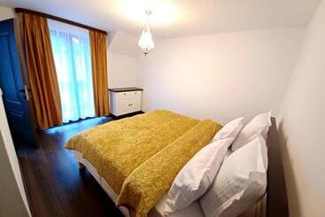 ペンション Conacul Munții Bucovinei