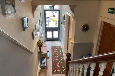 تختخواب و صبحانه Hall Garth