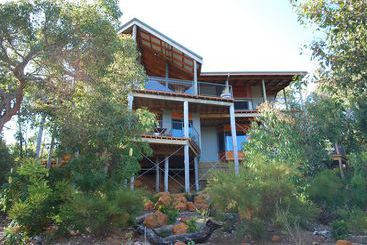 تختخواب و صبحانه Hideaway Haven
