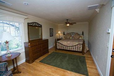 تختخواب و صبحانه The Branson House