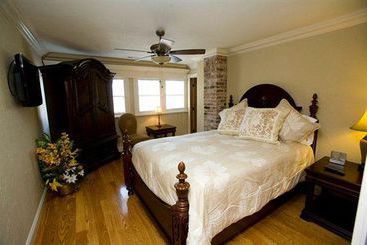 تختخواب و صبحانه The Branson House