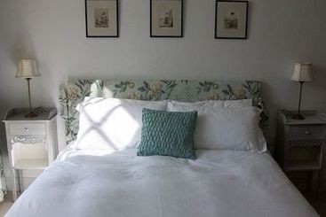 مبيت وإفطار The Old George