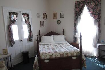 Carrier Houses Bed & Breakfast