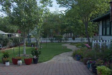 Granbury Gardens Bed And Breakfast