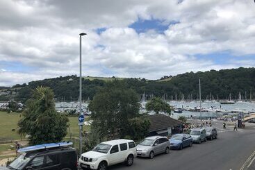 هتل The Ship In Dock Inn