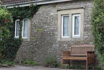 بنسيون Cannards Grave Farmhouse  B&b