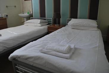 پانسیون Millifont Guest House