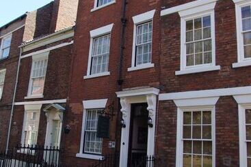 بنسيون Tall Storeys