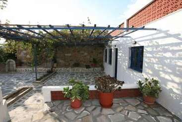 St George Studios & Apartments