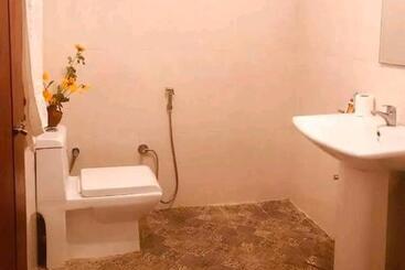 민박 House Colonial