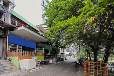 Отель Spot On 92092 Wisma Nilam Sari Syariah