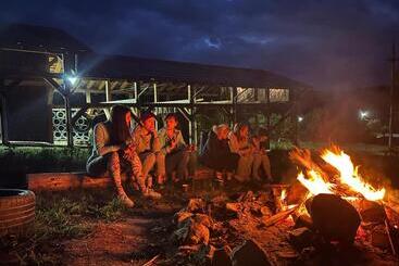 リゾートホテル Complex Turistic Gradina De Corzi Si Aventura Eselnita