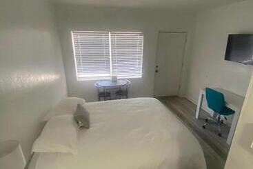 فندق على الطريق Uptown Inn & Suites