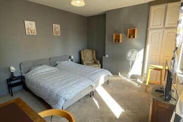 פנסיון Douai House