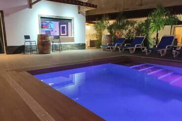 مبيت وإفطار Luxury Palm Suites