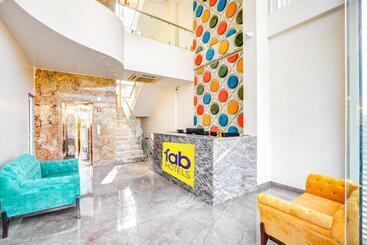 Fabhotel The White Moon