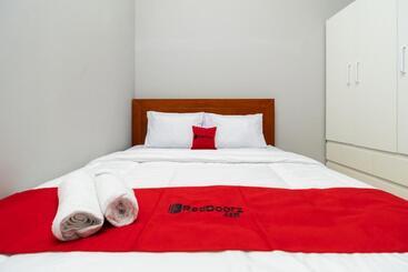 호텔 Reddoorz Near Rs Sari Asih Cipondoh