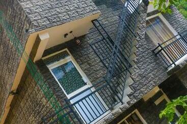 ペンション The Tunnel Corner