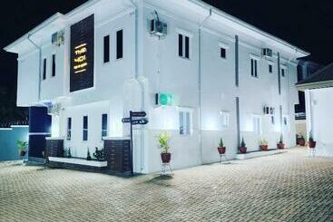 The 401 Hotel And Suites