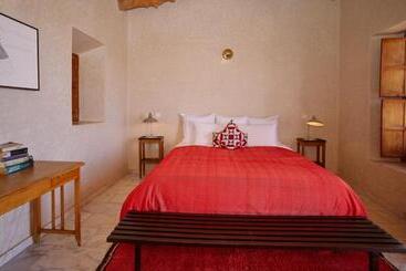 تختخواب و صبحانه Dar Imiri