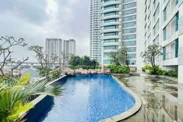 Отель Redliving Apartemen Grand Kamala Lagoon Kita Kita Property Tower Emerald