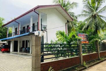 بنسيون Akeesha Rest Kataragama