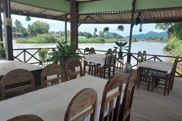 פנסיון Rivergarden Guesthouse And Restaurant
