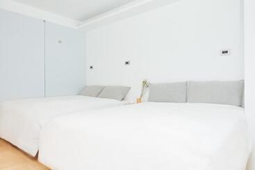 هاستل White Space Design