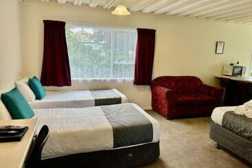 Parkside Motel And Apartments