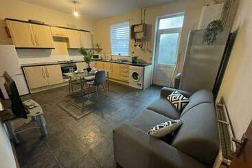 بنسيون Red Bricks Staycation