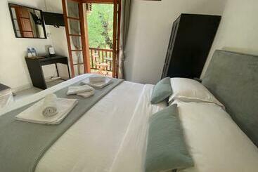 تختخواب و صبحانه Galinicafe22 Suites